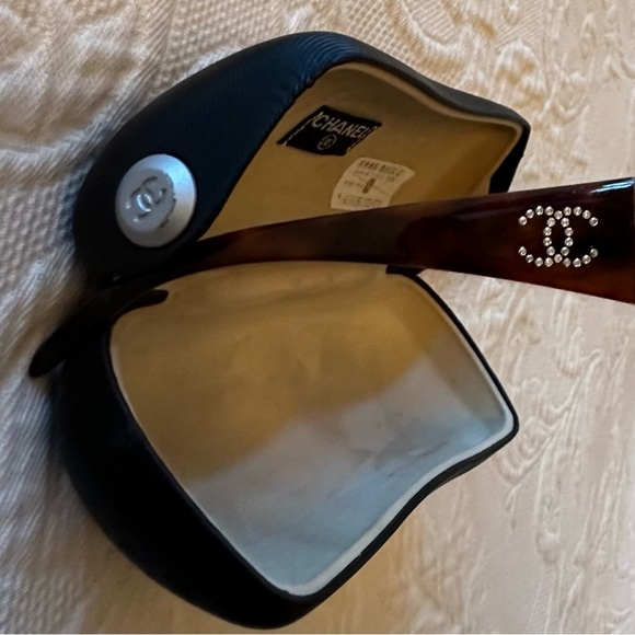 AUTHENTIC CHANEL SUNGLASSES WITH SWAROVSKI CRYSTAL CC - Picture 5 of 7